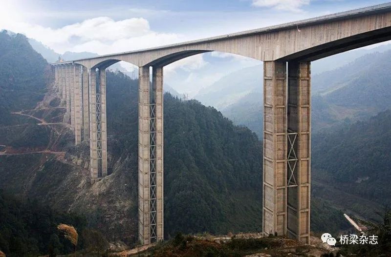 高度为183米的雅西高速腊八斤大桥,首次采用了钢管混凝土组合结构高墩