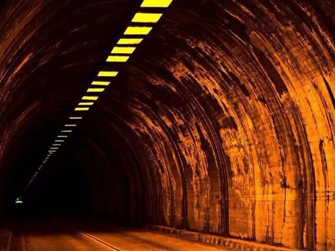 工程中易出现安全问题资料下载-轮廓反光设施中高速公路隧道工程应用