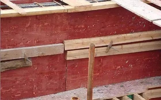 砖墙砌筑,在砖墙与砼结构交接处,钉铁丝网