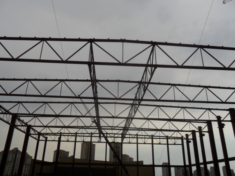 桁架现场拼装及安装方案资料下载-大跨度钢管桁架现场拼装整体吊装施工工法