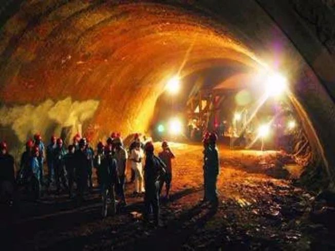 隧道施工偏压资料下载-隧道施工中塌方的防护及治理