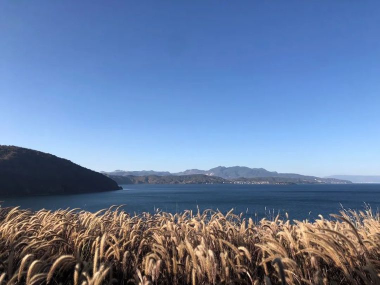 静幽小亭山顶别居资料下载-龙湖抚仙湖星空小镇山顶度假美学馆