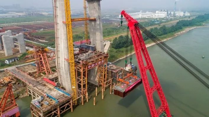 工字钢重量计算资料下载-我国首座交叉索斜拉桥完成首节钢梁架设！
