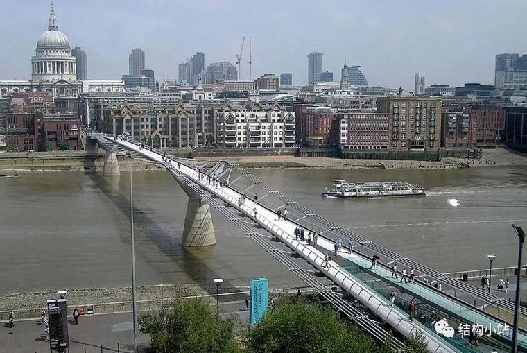 实现结构具有较大抗力和较高性能的特性,这使得张拉整体结构在桥梁