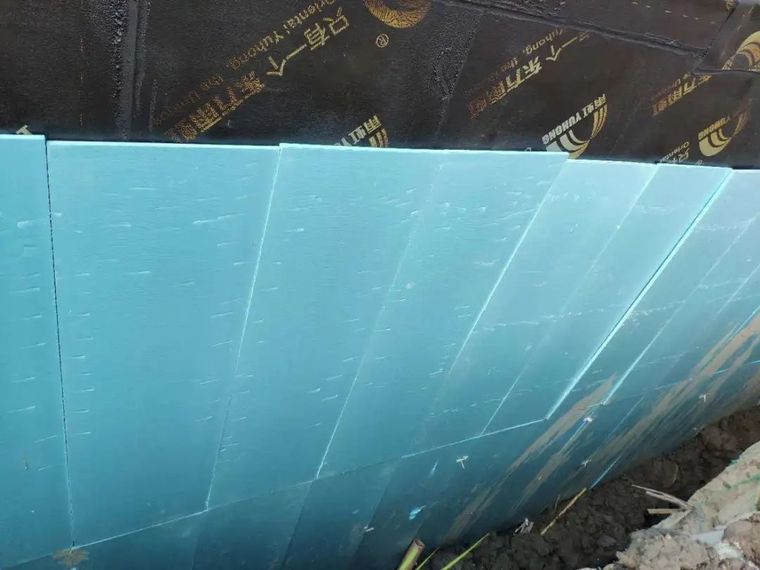 外墙采用30厚xps保护板(阻燃型)满贴,以防外墙回填损坏防水.