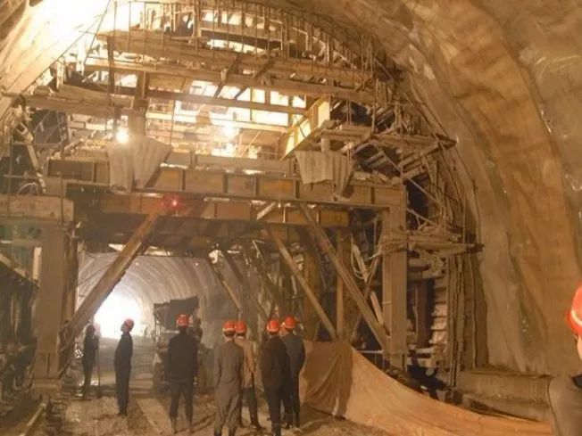 拱棚钢结构图纸资料下载-隧道工程中坍方处理及施工技术分析