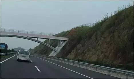 边坡植草带资料下载-这么多公路高边坡支护措施，挑一样喜欢的！