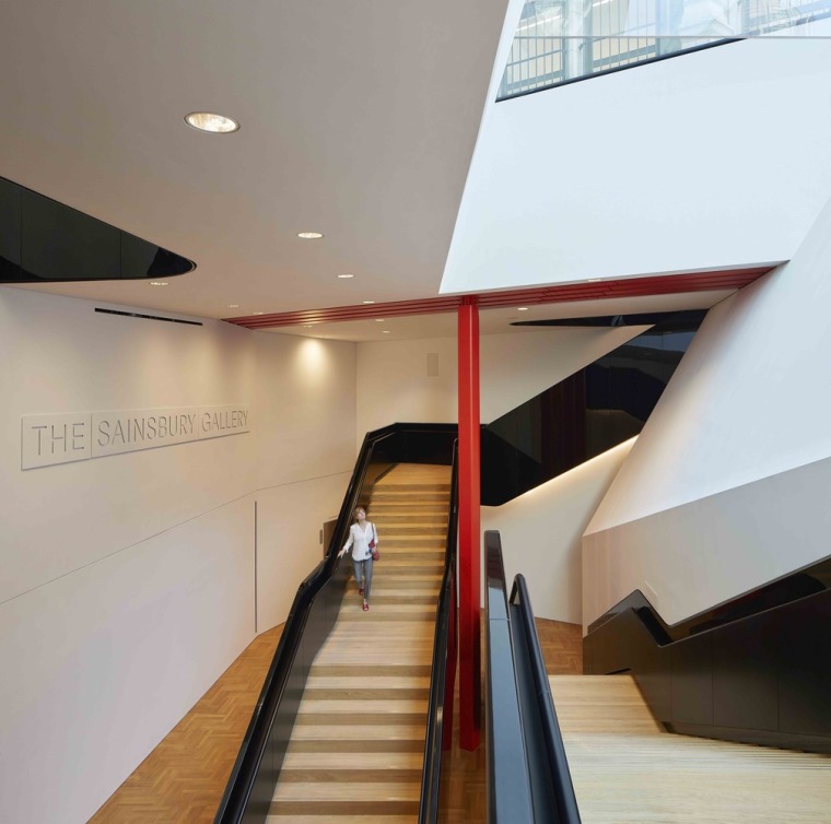 英国V&A博物馆-004_Descending_staircase__the_V_A_Exhibition_Road_Quarter__designed_by_AL_A_©Hufton_Crow