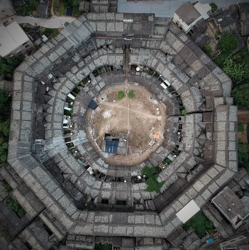 (八角楼)▲(环溪楼 形似wifi)04福建土楼的对外防卫性千百年来无论
