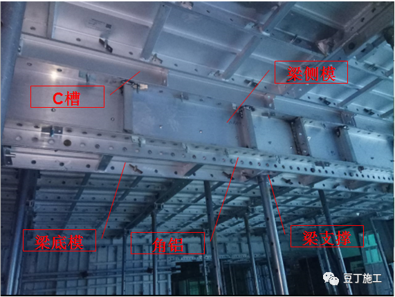 1,梁模由定型梁底模,角鋁,定型梁側模和梁支撐組成,梁支撐下設支撐杆