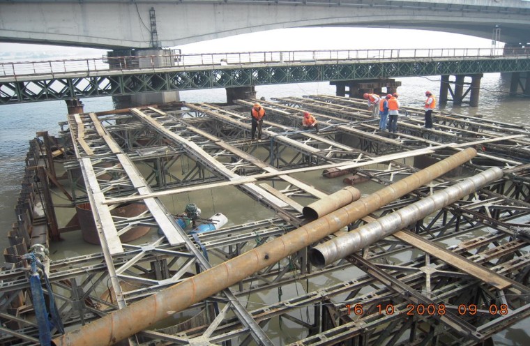 钢板桩承台模板资料下载-改造铁路新桥钢板桩施工承台简介