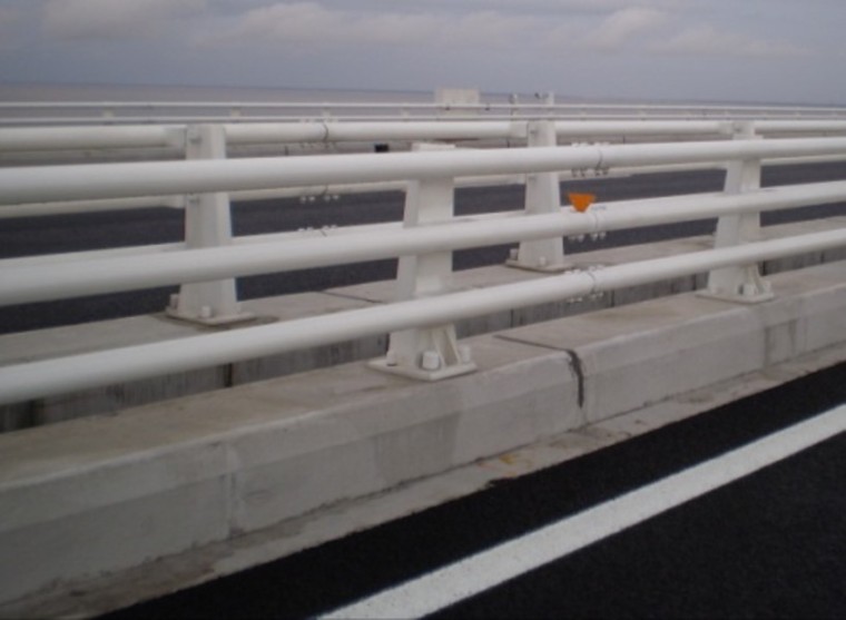 隔离护栏规范资料下载-大跨径桥梁护栏的沿革与研究（ppt）