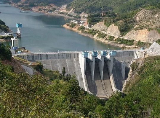 2,纵缝:沿缝面应布设灌浆系统.坝体温度冷却到稳定温度,缝宽达0.