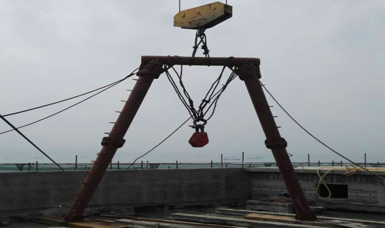 超高层建筑屋面无固定约束扒杆吊装施工工法