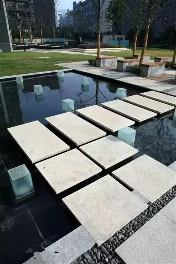 1, 汀步的材质大致分为自然石,加工石及人工石,木质等;自然石的选择