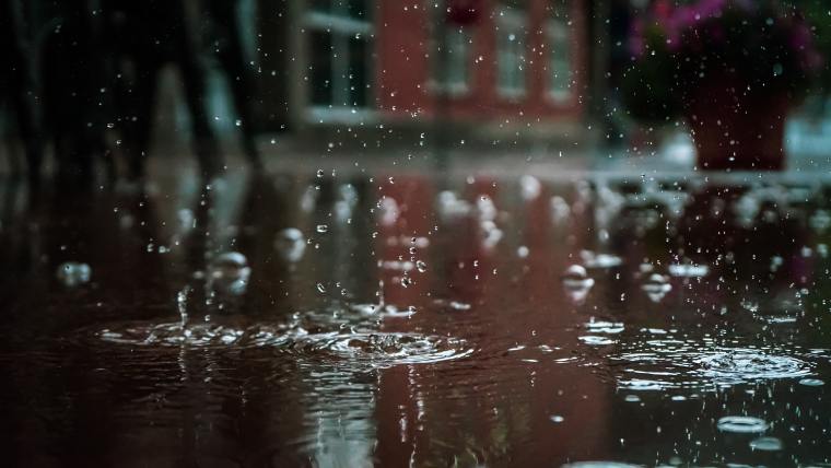 雨污水安全技术交底资料下载-雨期施工，这21种安全防护措施请注意！