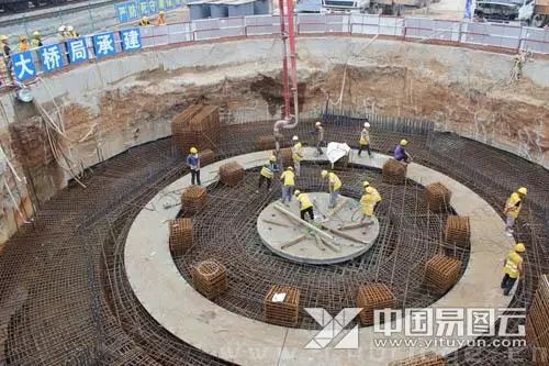 转动支承系统是平转法施工的关键设备,由上转盘和下转盘构成.