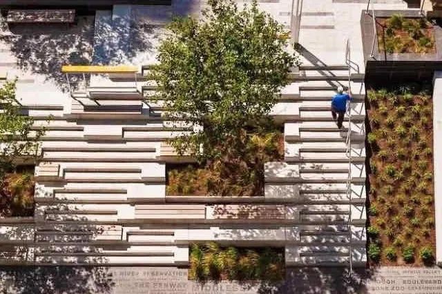 台阶所构成的空间特点有明显的向心性,台阶数量越多,高度越高,围合感