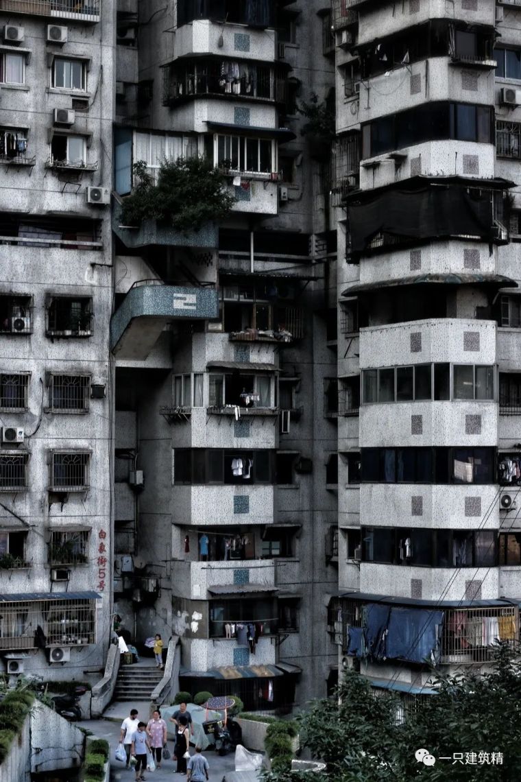 高层空中走廊资料下载-24层楼竟没有电梯？建筑师前辈果然有办法…