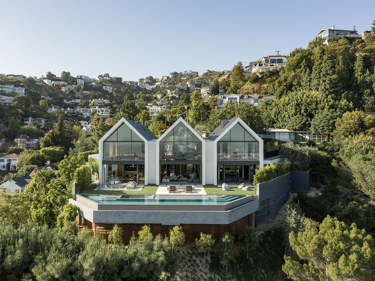 屋顶无边游泳池资料下载-美国带有悬挑泳池的住宅