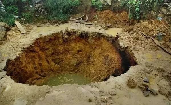 作用下,因浸水后土的结构破坏而发生显著附加下沉的土称为湿陷性土