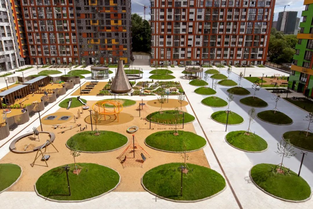 整个场地的下方是地下停车场 设计师以支架为基准设置了很多微地形