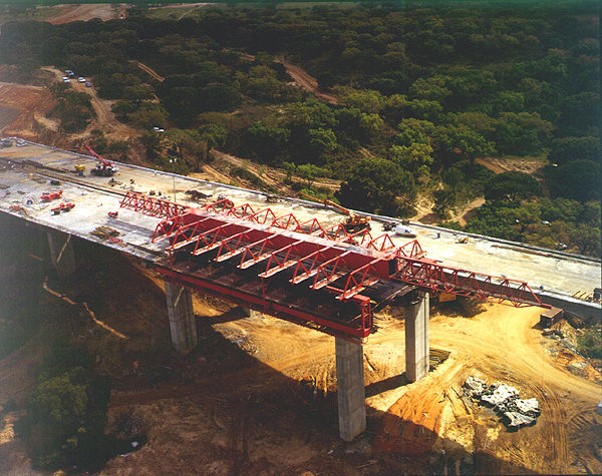 采用整孔吊装或分段吊装逐孔桥梁施工