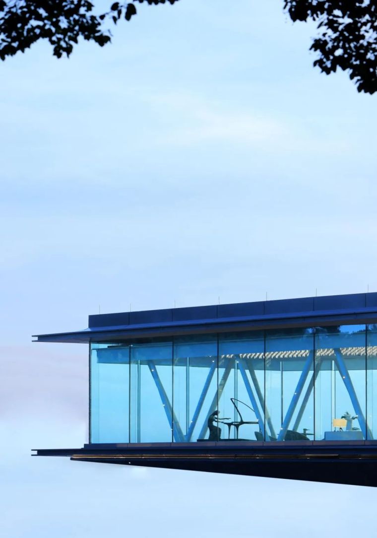 悬挑式钢结构资料下载-[赏析]21米超长钢结构悬挑的漂浮售楼处