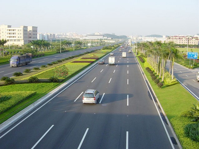 县城道路景观案例资料下载-城市道路绿地景观设计特点及设计案例