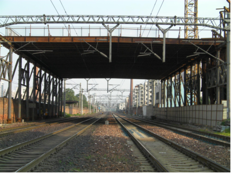 铁路机车车辆监造细则资料下载-跨既有线的桥梁施工安全措施PPT[31页]