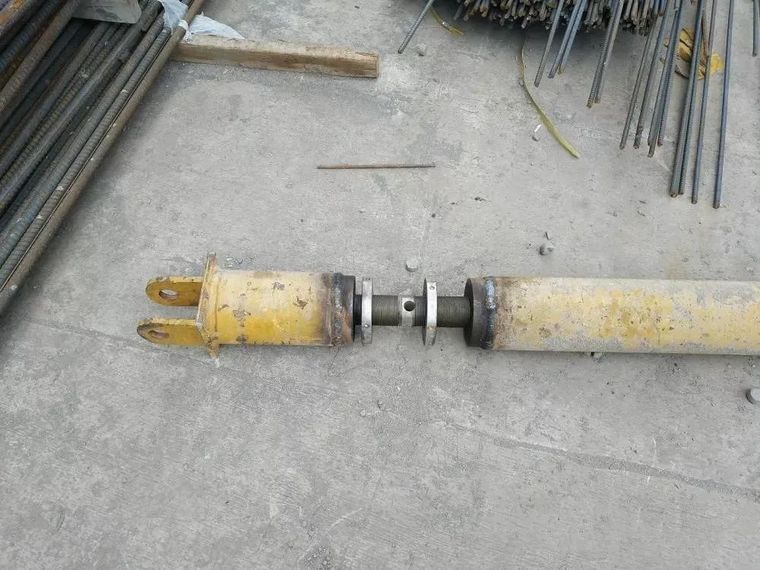 再看看附着杆的做法.标准做法是这样的