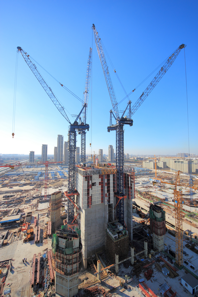 超高层施工用塔机和钢平台的应用及展望