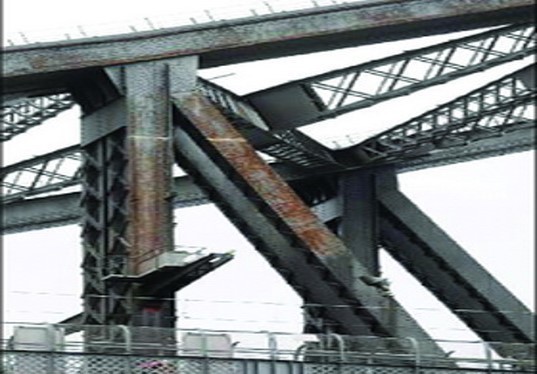 乡改常用铺装材料资料下载-钢桥桥面铺装路面常用材料及受力特点