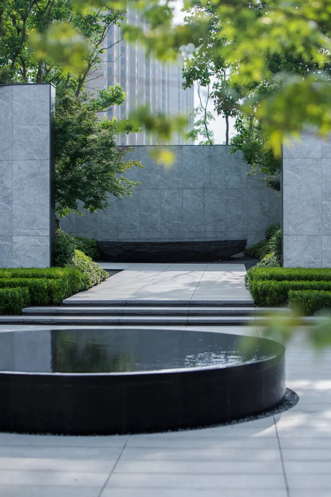 二进的林荫礼序,与前后的空间通过借景障景的手法,相互流通渗透,形成