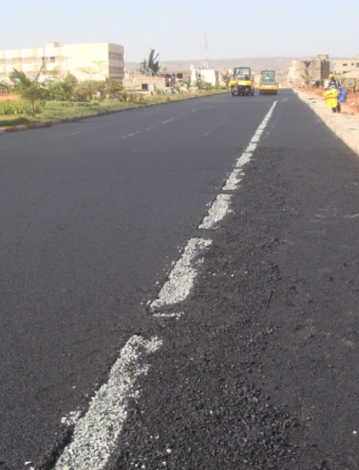 混凝土基层沥青施工资料下载-沥青混凝土道路路缘石超前预留置换施工工法