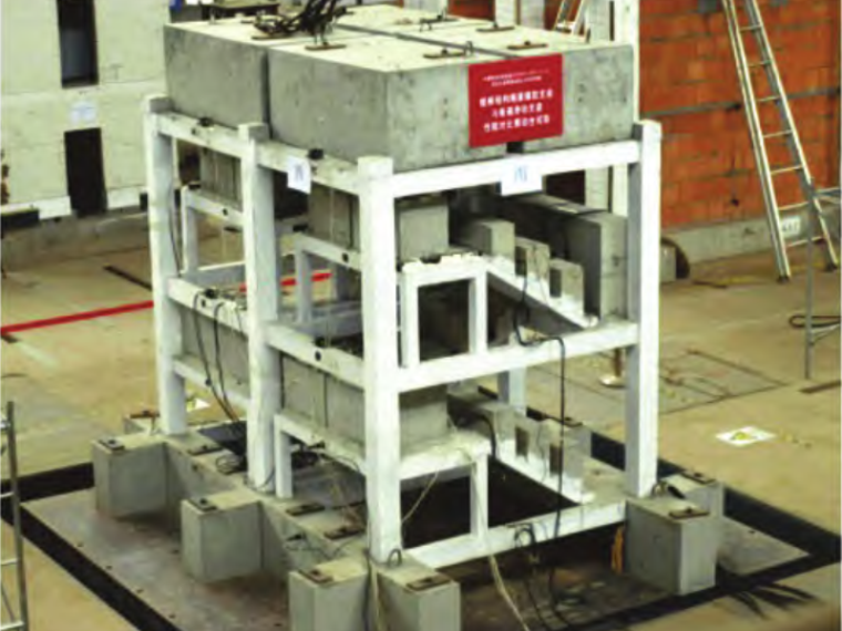 橡胶铺装剖面图资料下载-隔震橡胶支座楼梯间模型结构振动台试验研究