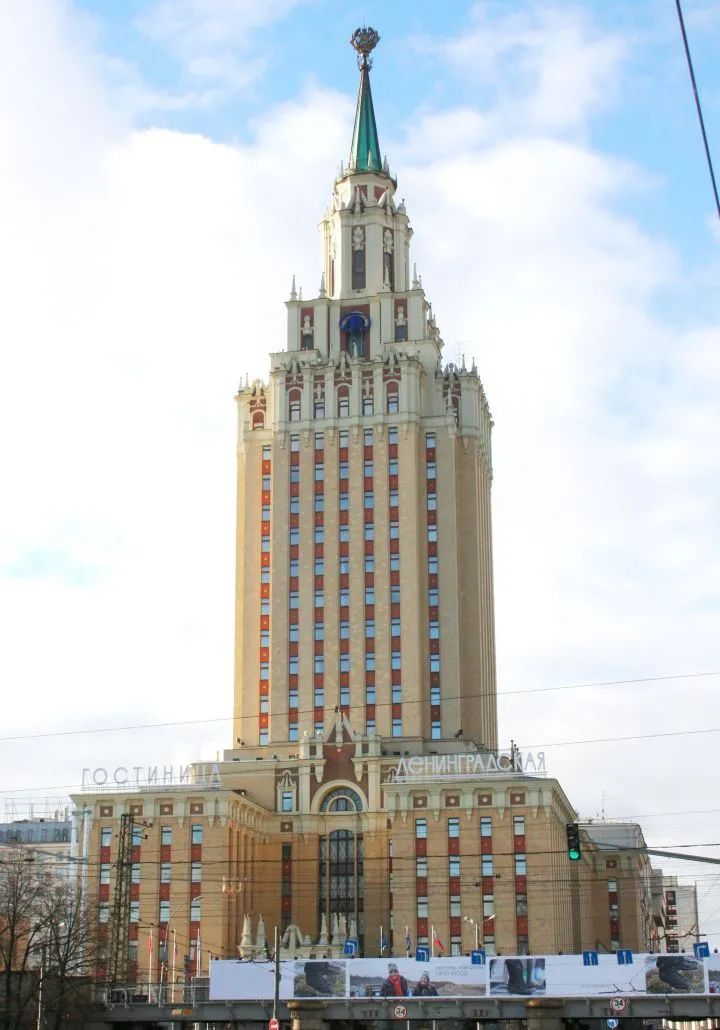 七姐妹中唯一没有侧翼的建筑,更显挺拔.