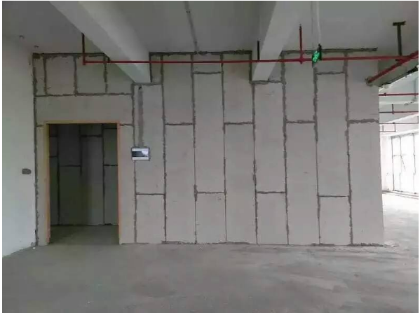 轻质隔墙版施工工艺标准资料下载-知名地产轻质隔墙板开槽修补施工工艺标准