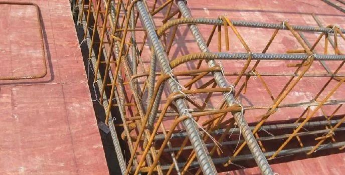 梁主受力筋二排筋间距,排距均匀保证了25mm,符合要求.