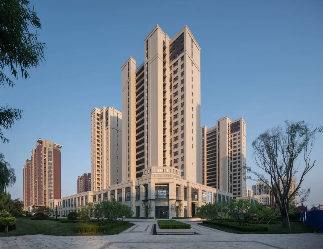 您的位置:首页 > 资讯中心建筑遵守古典主义三段式比例关系,轮廓整齐