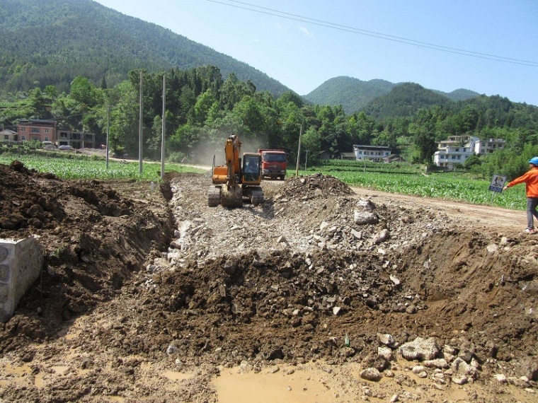 淤泥层地基处理资料下载-淤泥换填地基处理方案