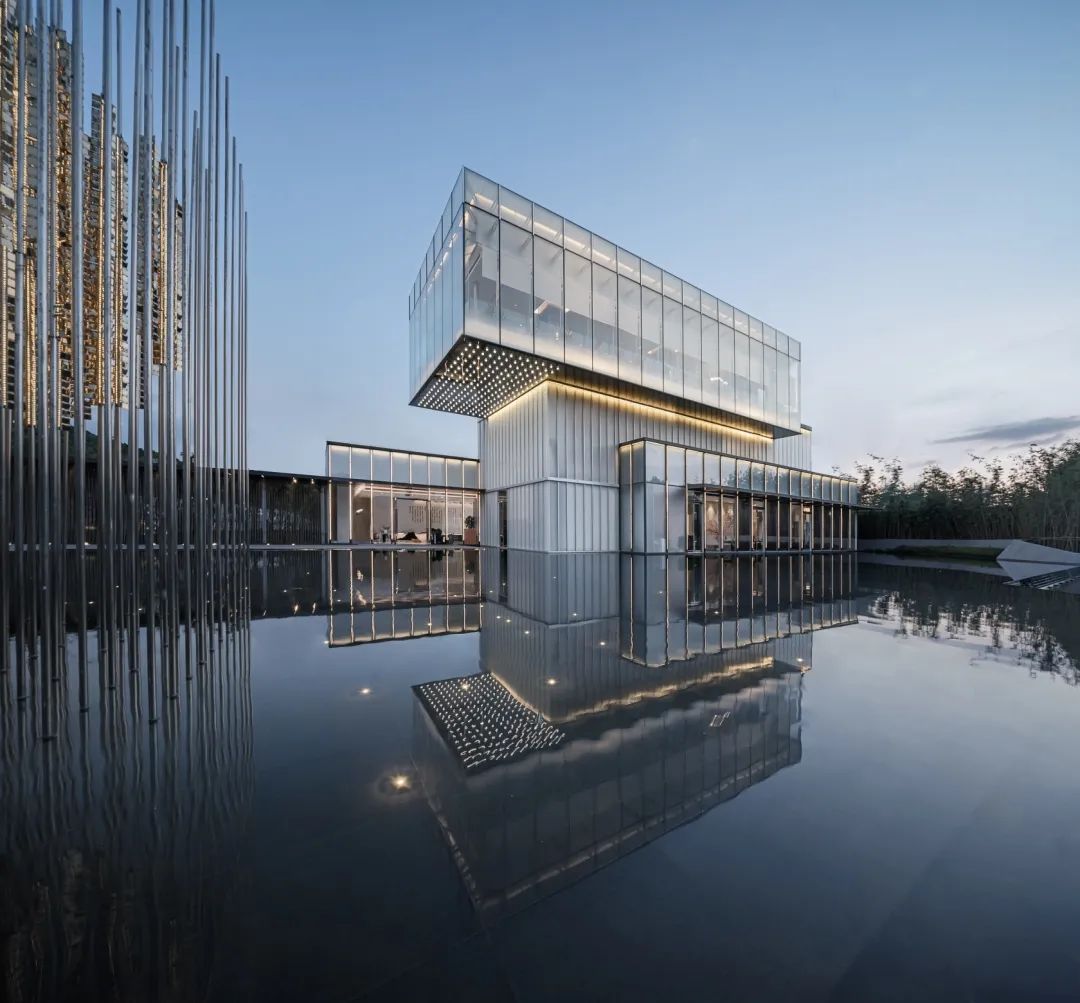 轻盈简洁,悬浮的玻璃盒子