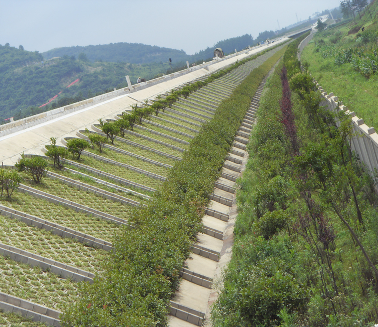 地形及环境等因素对路基坡面的长期影响,需要加强边坡工程防护,本原则