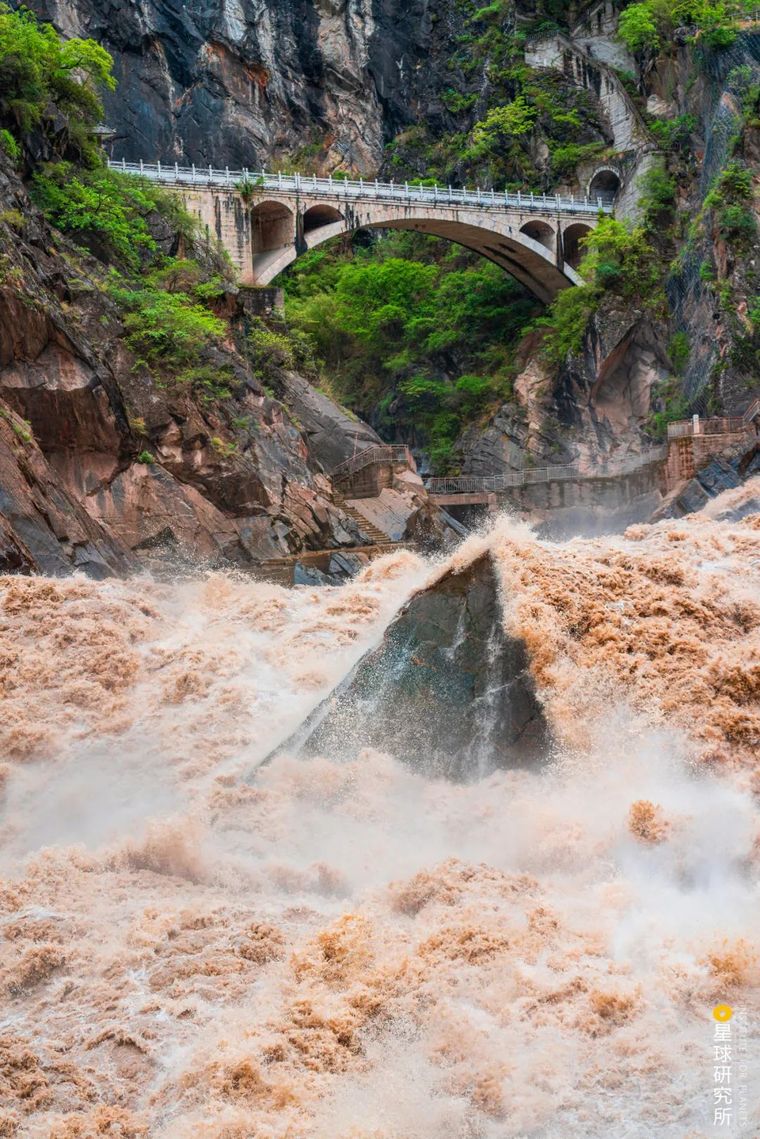 ▼ 修建于隋朝的 赵州桥 作为世界现存最早的敞肩拱桥 其历经10次水患