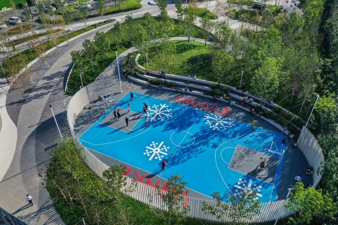 纯白冰山格栅的掩映下,起伏的岛屿草坡环绕中,是公园最具人气的场地