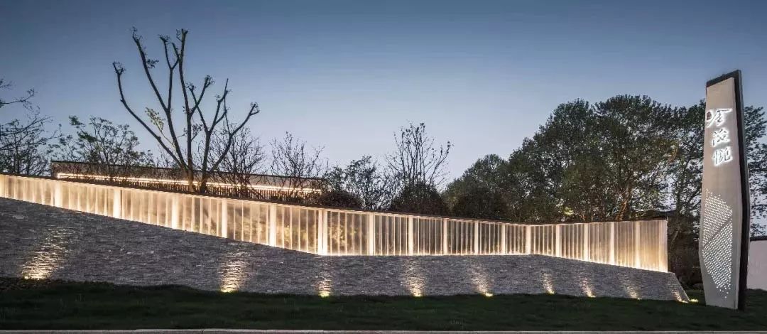 高低错落的山峰串联了入口空间的独特之处 西侧形象界面景墙与入口