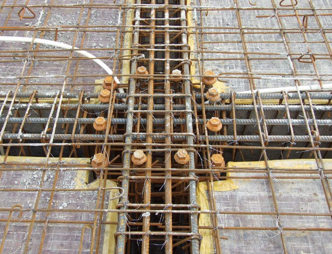 钢筋混凝土材料的建筑资料下载-浅析钢筋混凝土现浇板裂缝的防控措施