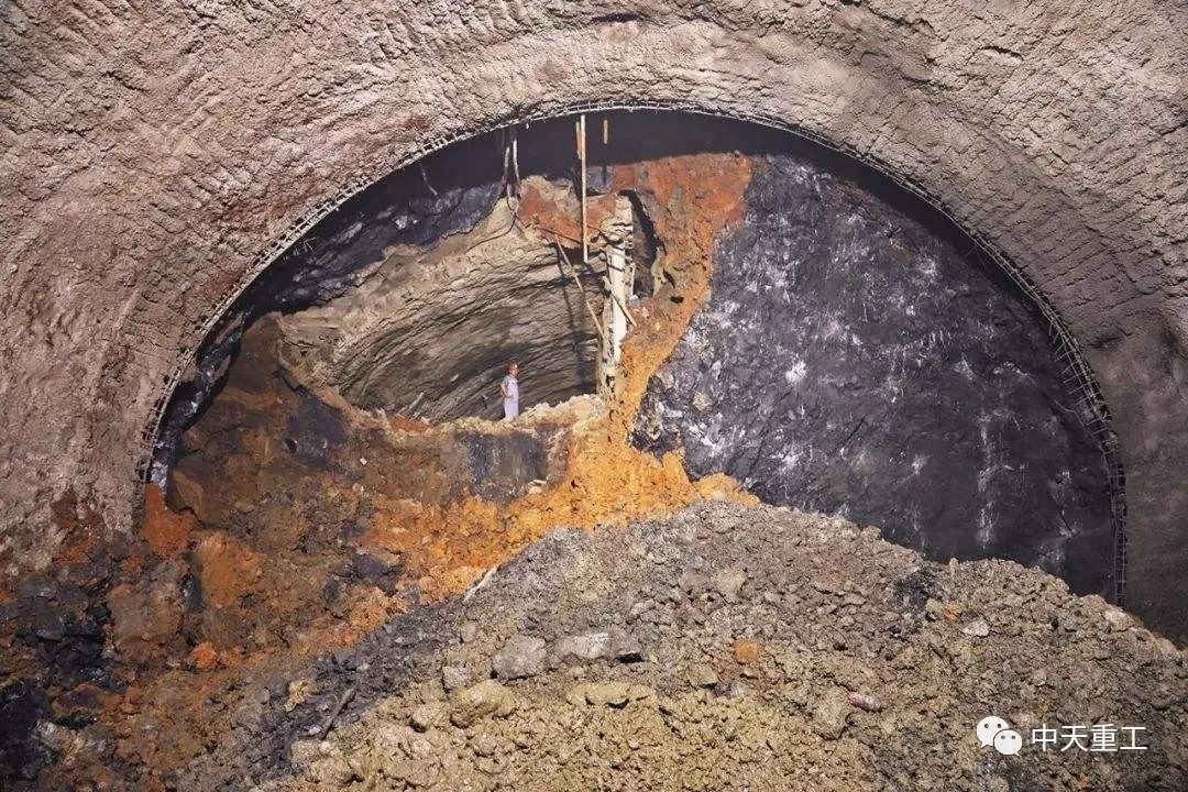 [分享]盾构隧道与隐伏溶洞的安全距离研究