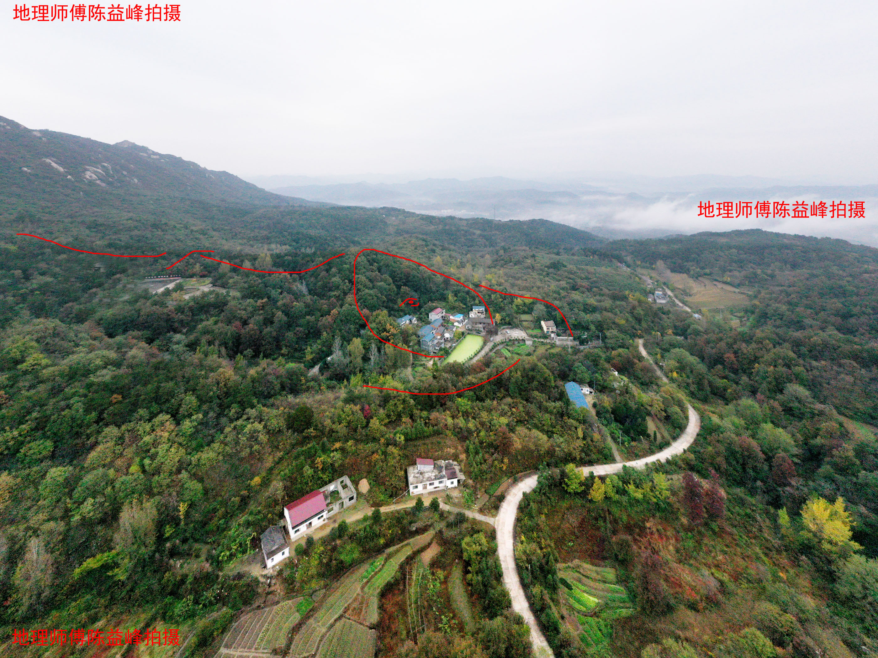 鸟瞰墓穴,罗城周围重重迭迭,高耸周回,层层级级,盘旋围绕