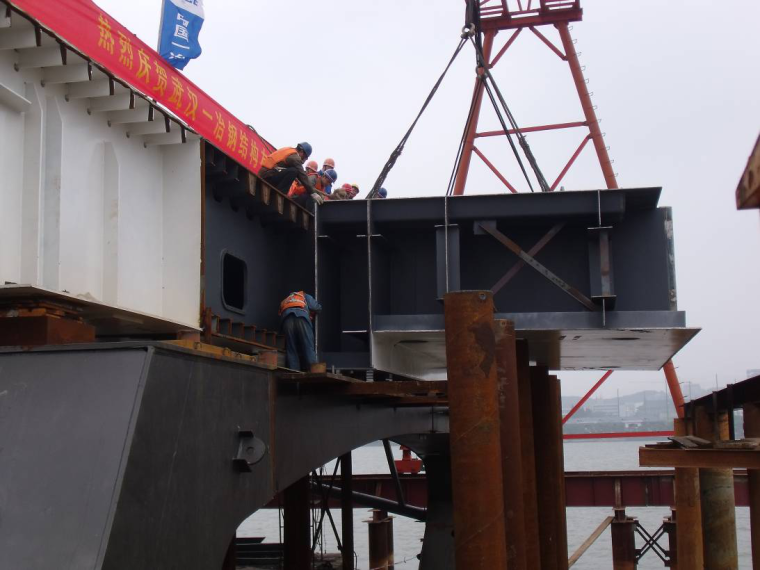 50米钢箱梁桥图纸资料下载-提高高架桥钢箱梁水上安装一次合格率
